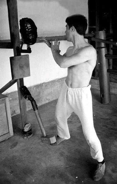 Читать книгу правила тренировок брюса ли. раскрой возможности своего тела брюса ли : онлайн чтение - страница 1