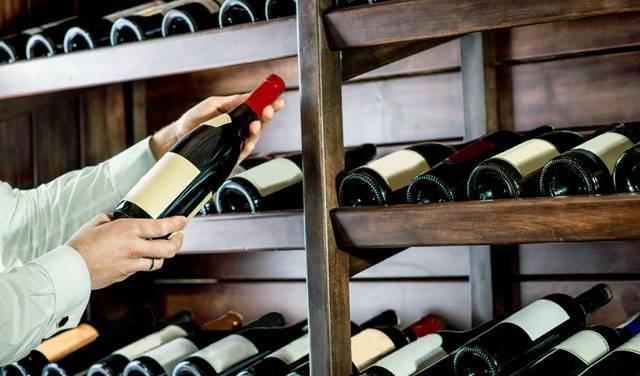 Срок годности вина: сколько можно хранить открытое и в пластиковых бутылках?