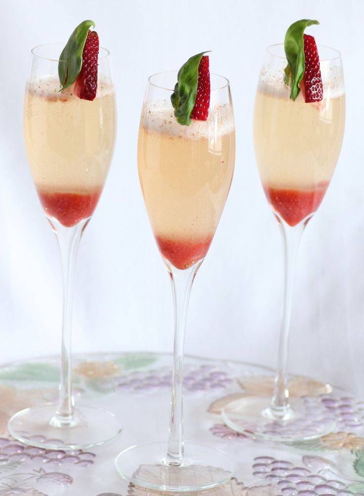 Новогодние рецепты: коктейли с шампанским