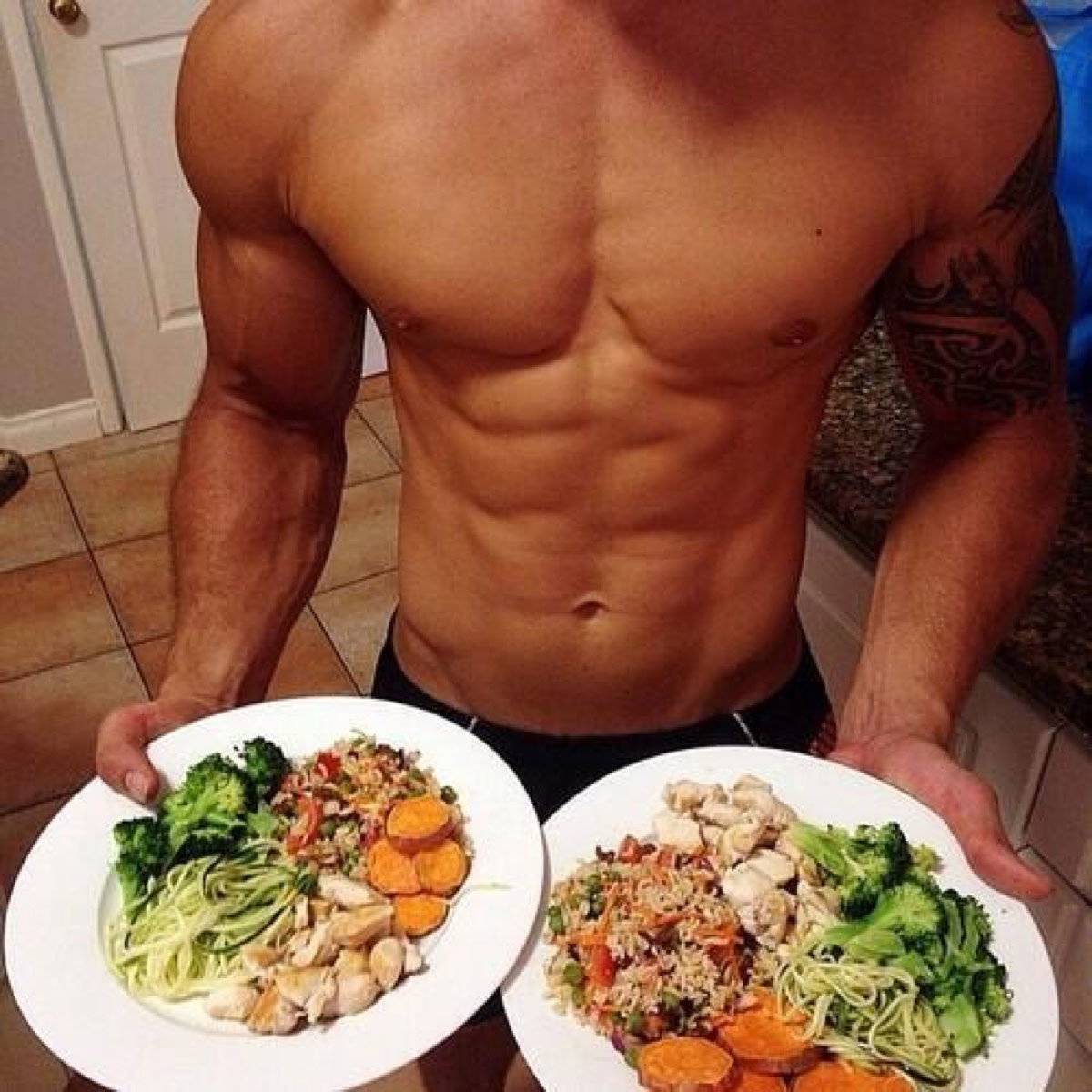 Сушка тела как правильно. Накаченный мужчина с едой. Завтрак для набора мышц. Завтрак на сушке. Пресс и здоровое питание.
