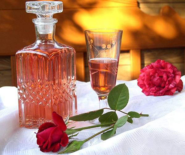 Настойка из лепестков роз на водке или спирту по простому рецепту в домашних условиях