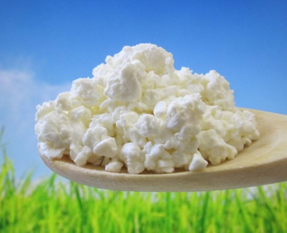 Творог на ночь: польза или вред?