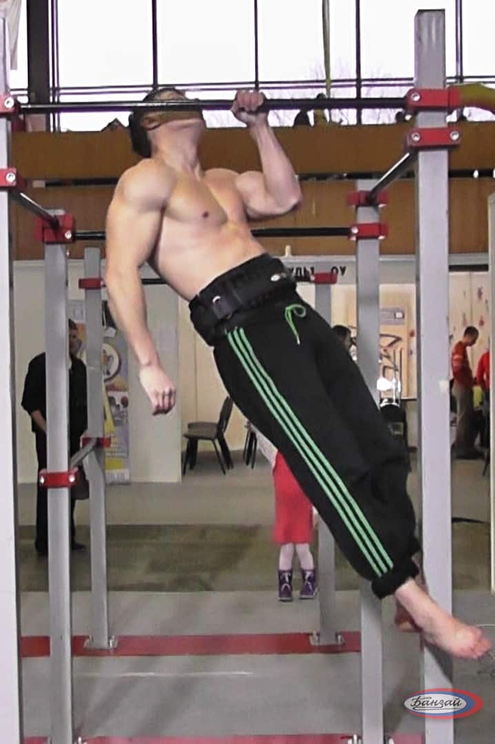 Подтягивания с весом: выполнения, как подобрать вес