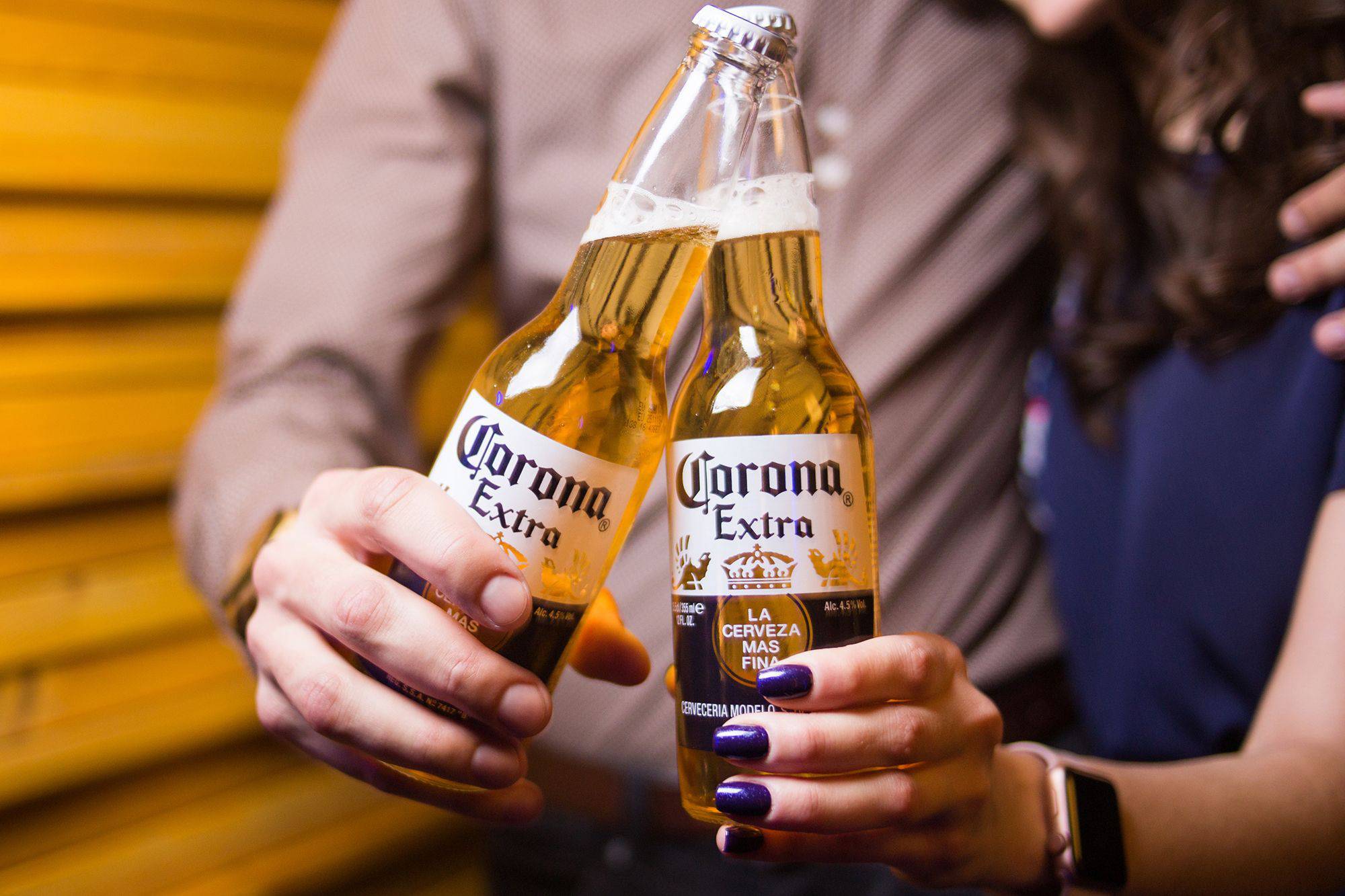 Корона можно пить. Corona Extra пиво. Пиво Corona Extra коронавирус. Корона Экстра в руке. Corona cerveza пиво.
