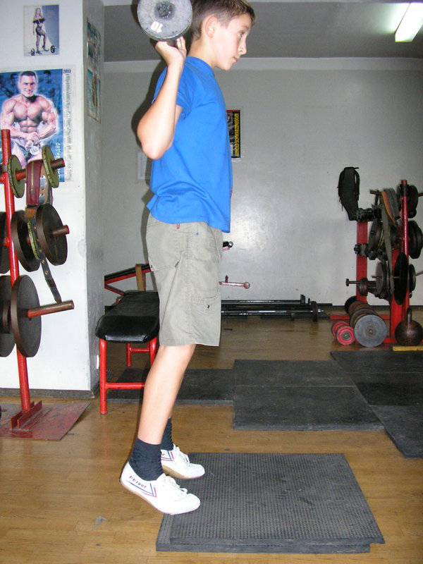 Упражнения с гантелями для ног и ягодиц