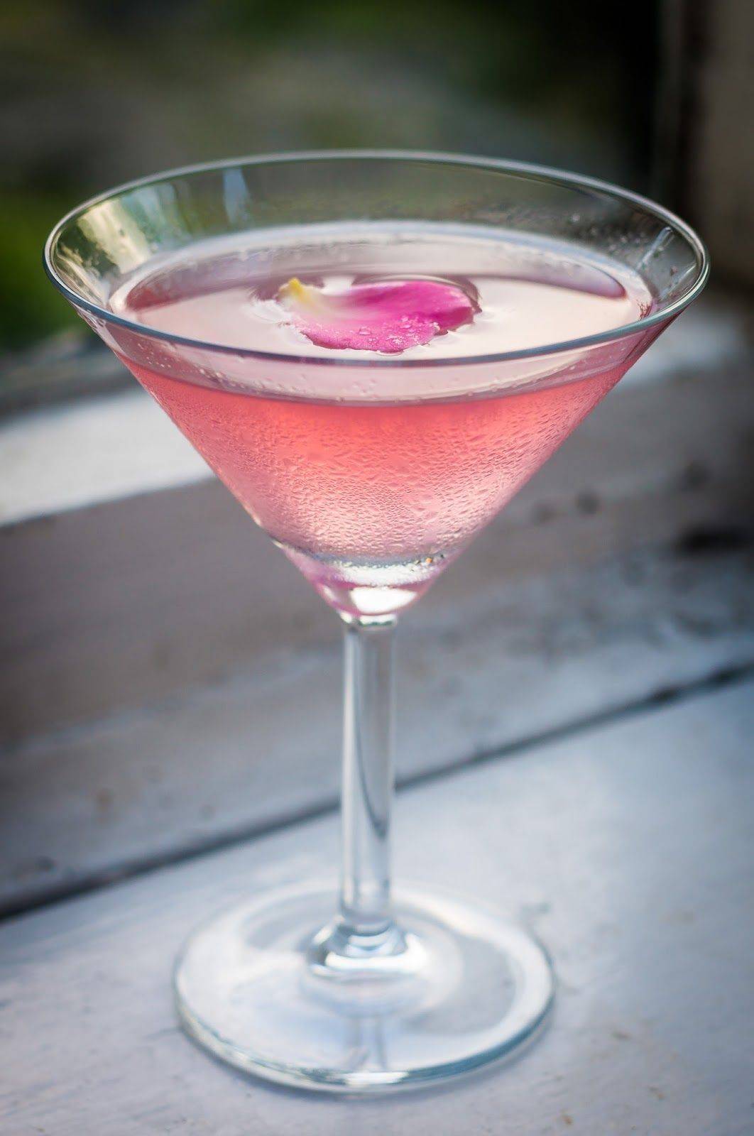 Коктейли с розовым вермутом. Личи Тини коктейль. Алкогольный напиток мартини Роуз. Rose Martini коктейль. Мартини Роуз Вермут коктейль.