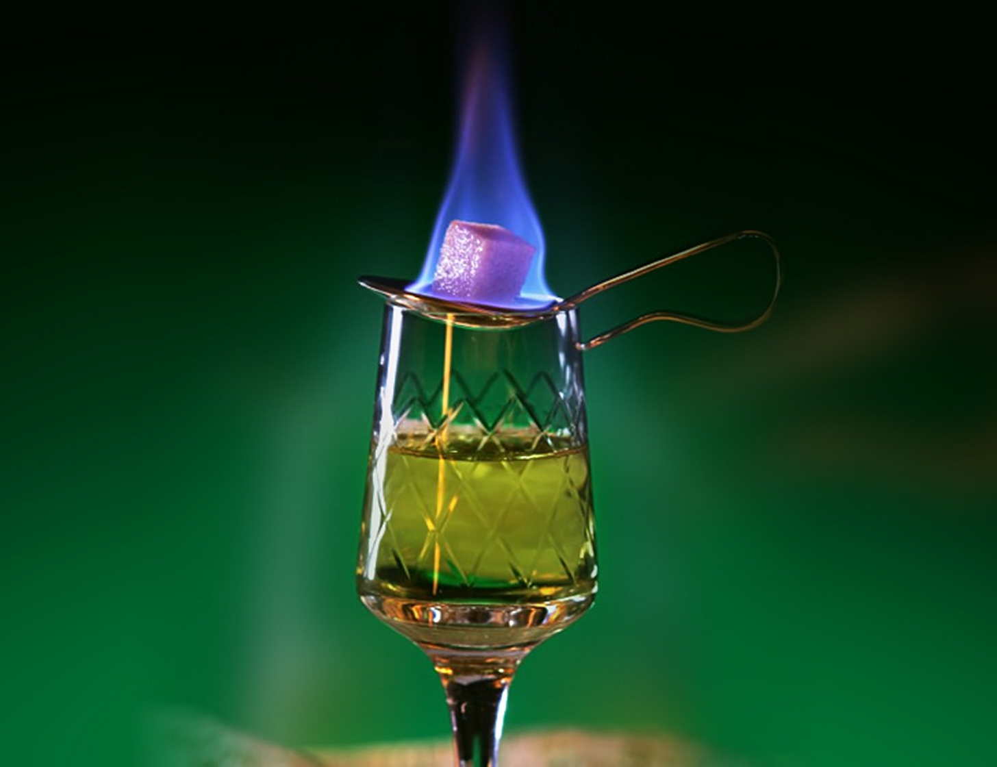 Как и с чем пьют абсент