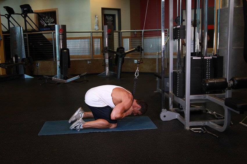 Тяга верхнего блока прямыми руками: техника выполнения, ошибки