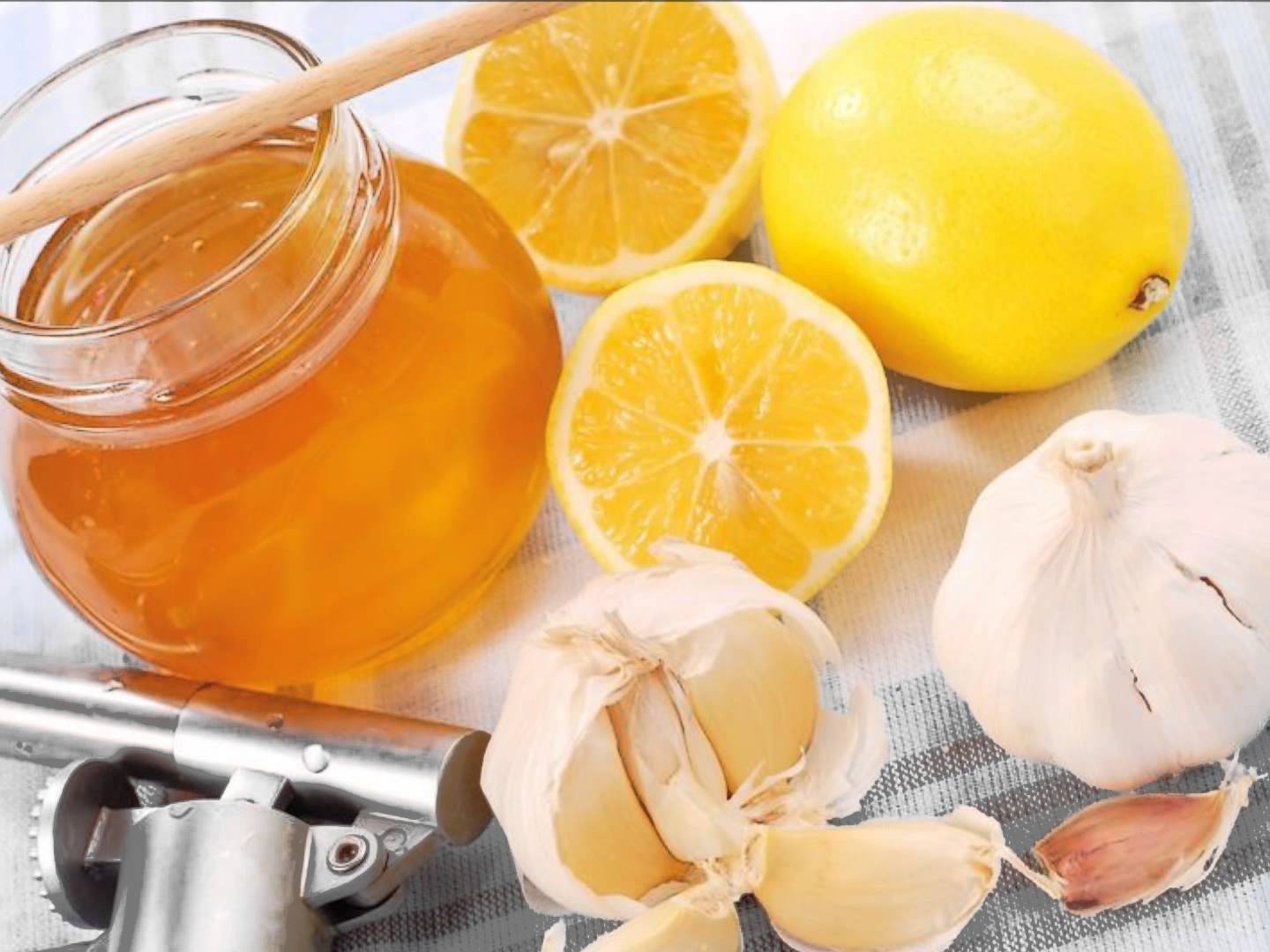 Рецепт чистить сосуды. Мед лимон чеснок. Очищение сосудов цитрусовыми и мёдом. Настой чеснока и меда. Лимонный сок чеснок мед.