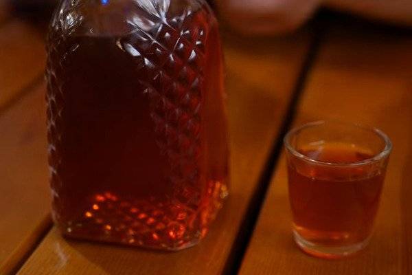 Самогон на кедровых орешках: рецепт на 3 литра, как настоять, лечебные свойства, спиртовая настойка