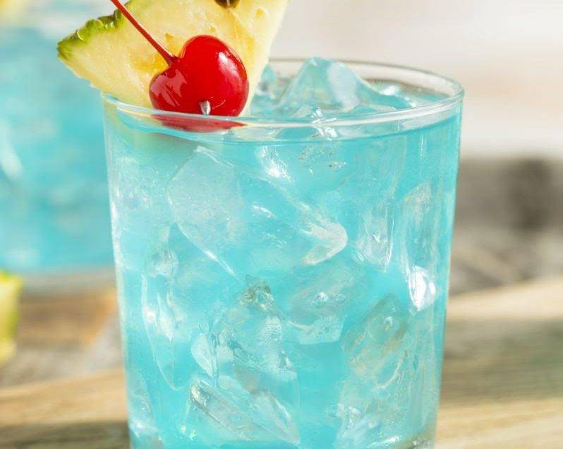 Коктейль с блю кюрасао