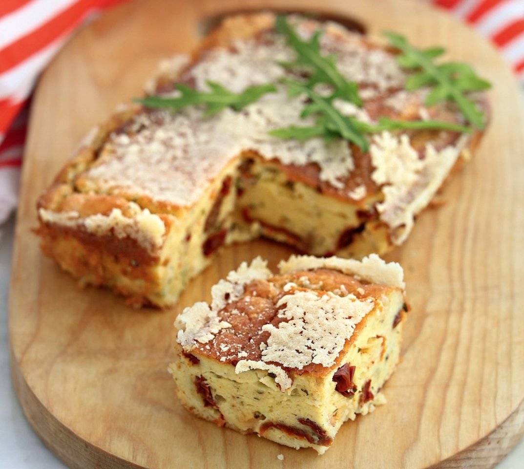 Рецепт творогом пошаговый рецепт с фото. Несладкие Десерты. Несладкая творожная запеканка. Несладкая выпечка с творогом. Пирог с творогом несладкий.