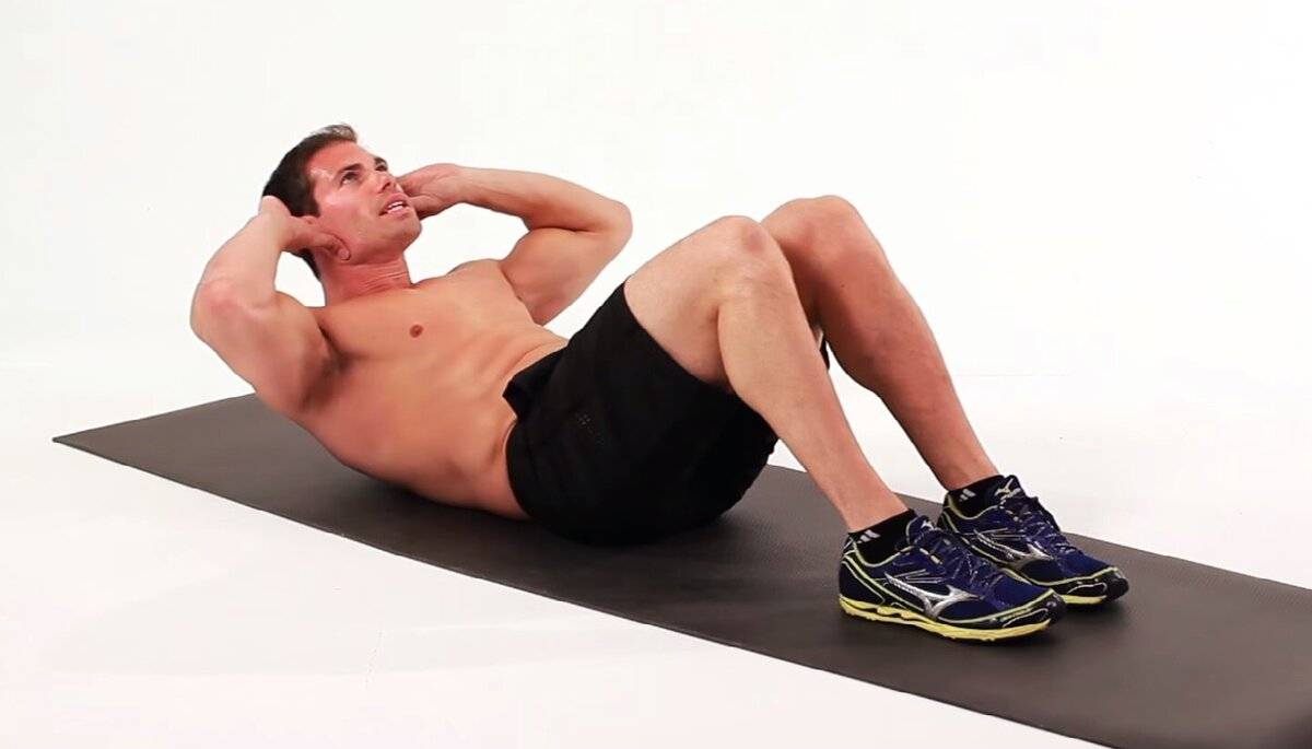 Скручивания на наклонной скамье: техника выполнения, ошибки