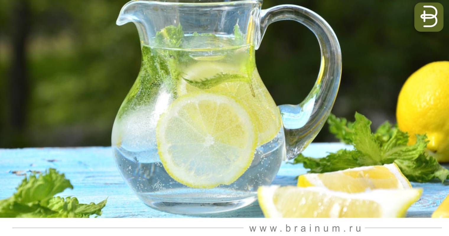 Питье вода с лимоном. Вода с лимоном. Стакан воды с лимоном. Водичка с лимоном. Кувшин с водой и лимоном.