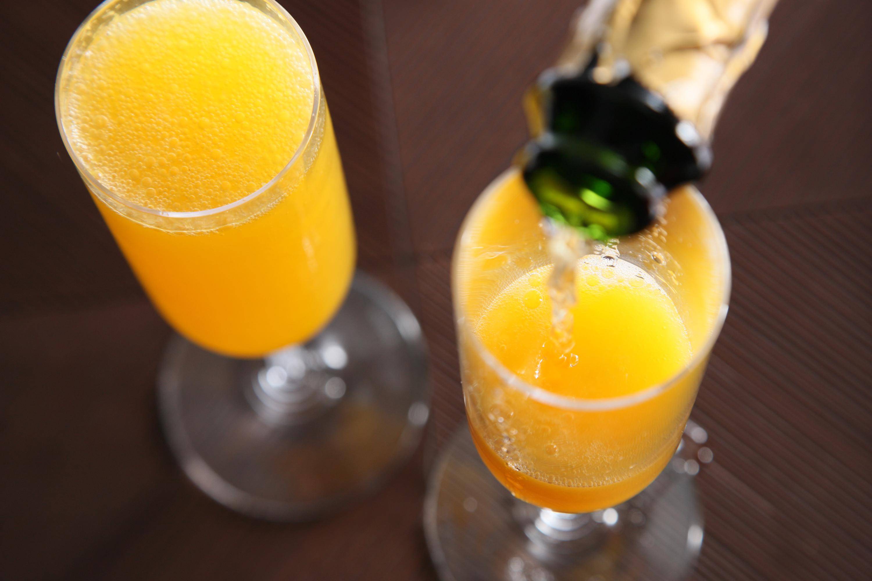 Мимоза коктейль рецепты. Mimosa Cocktail. Коктейль Мимоза. Коктейль Мимоза с шампанским. Шампанское с апельсиновым соком.