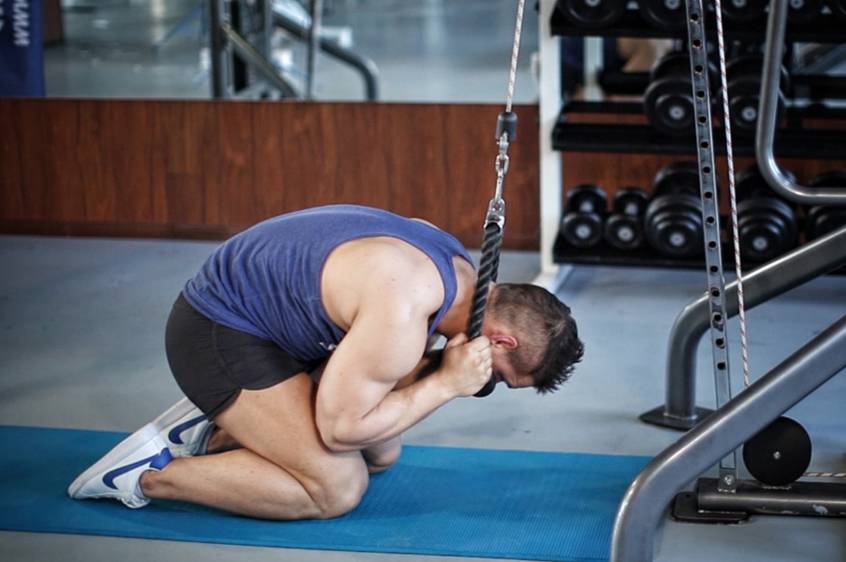 Тяга верхнего блока к грудной клетке широким и узким хватом и вариант тяги за голову