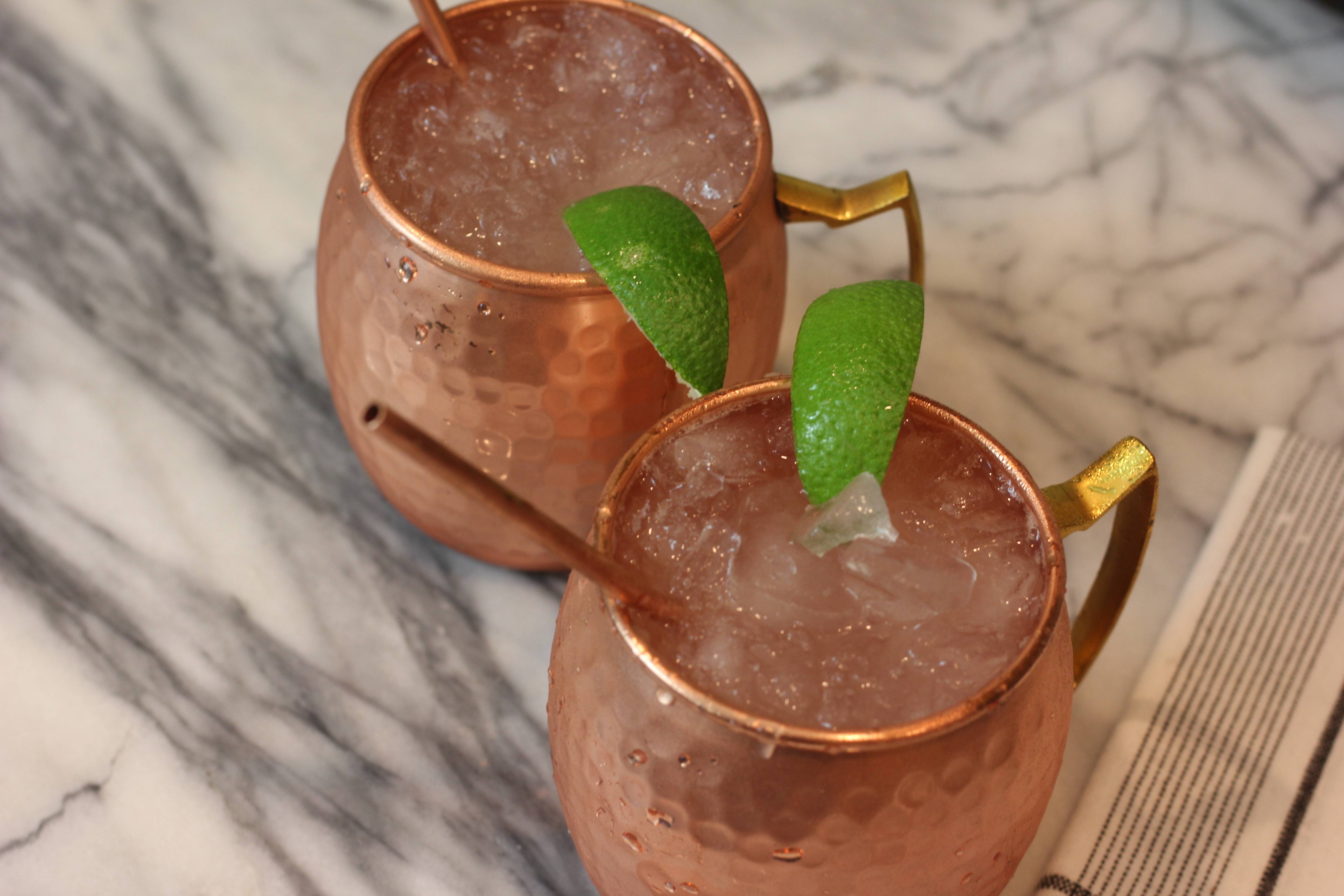 Moscow mule. Москоу Мюль коктейль. Напиток Московский мул. Moscow мул коктейль. Московский мул коктейль рецепт.