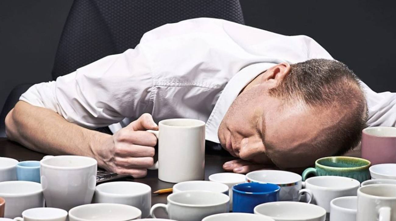 Чего попить на ночь. Человек утром. Чай на работе. Кофе усталость. Кофе и бессонница.
