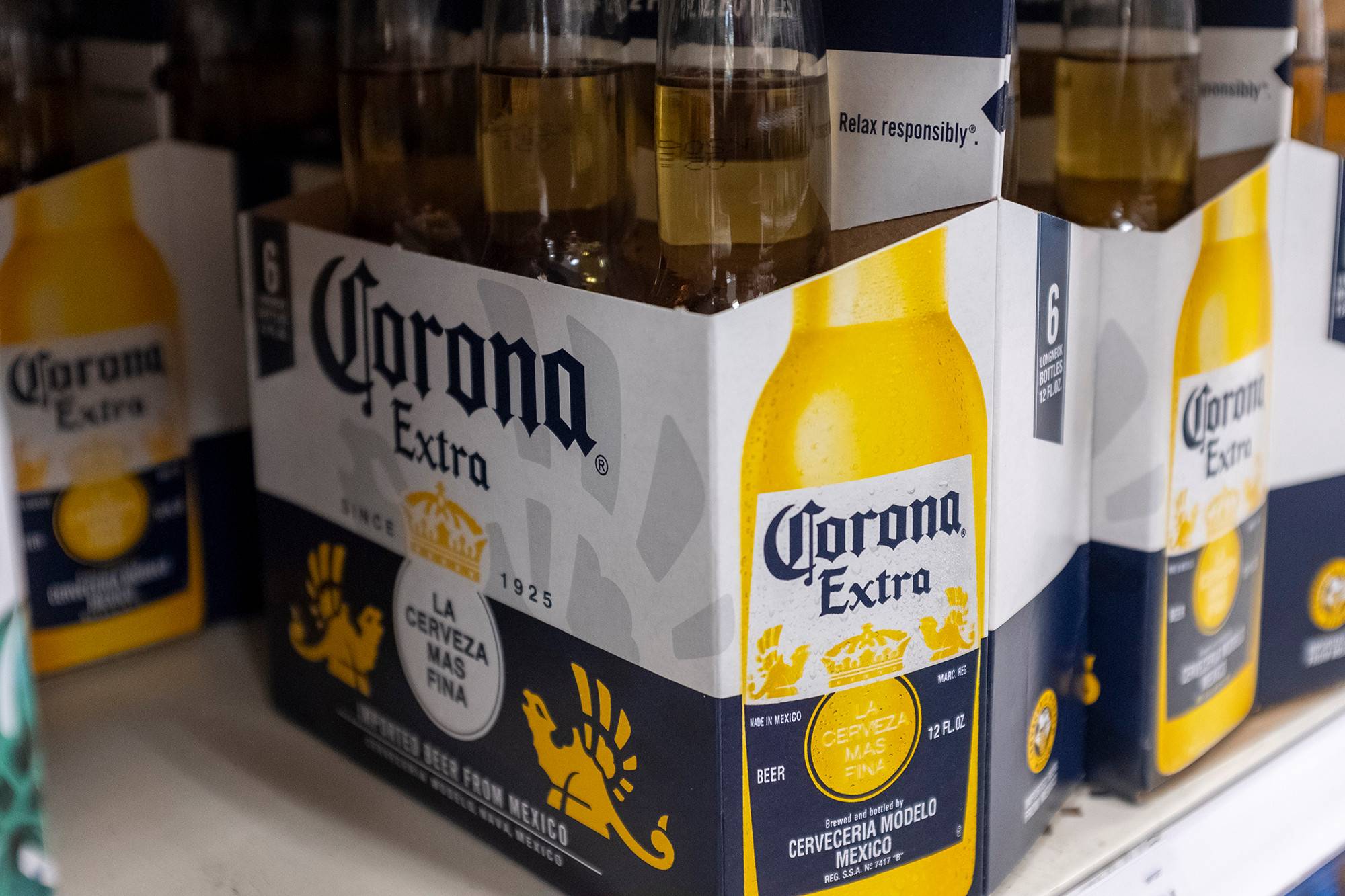 Как пить пиво корона. Corona Extra пиво. Пиво Corona Extra коронавирус. Пиво Corona Extra (Beer Corona Extra Форсаж. Корона Экстра 1.5.
