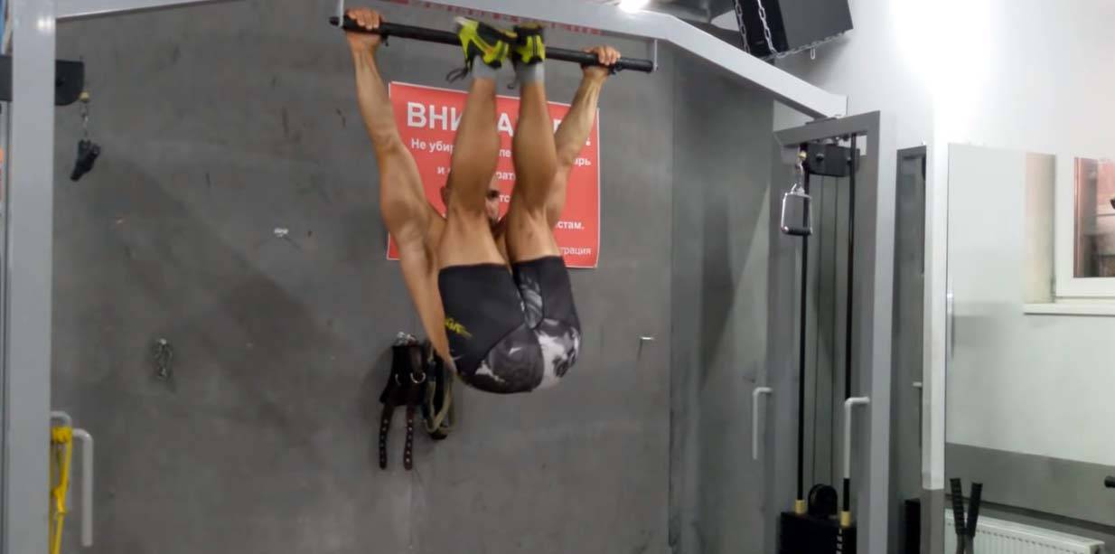 Подъем ног в висе на перекладине