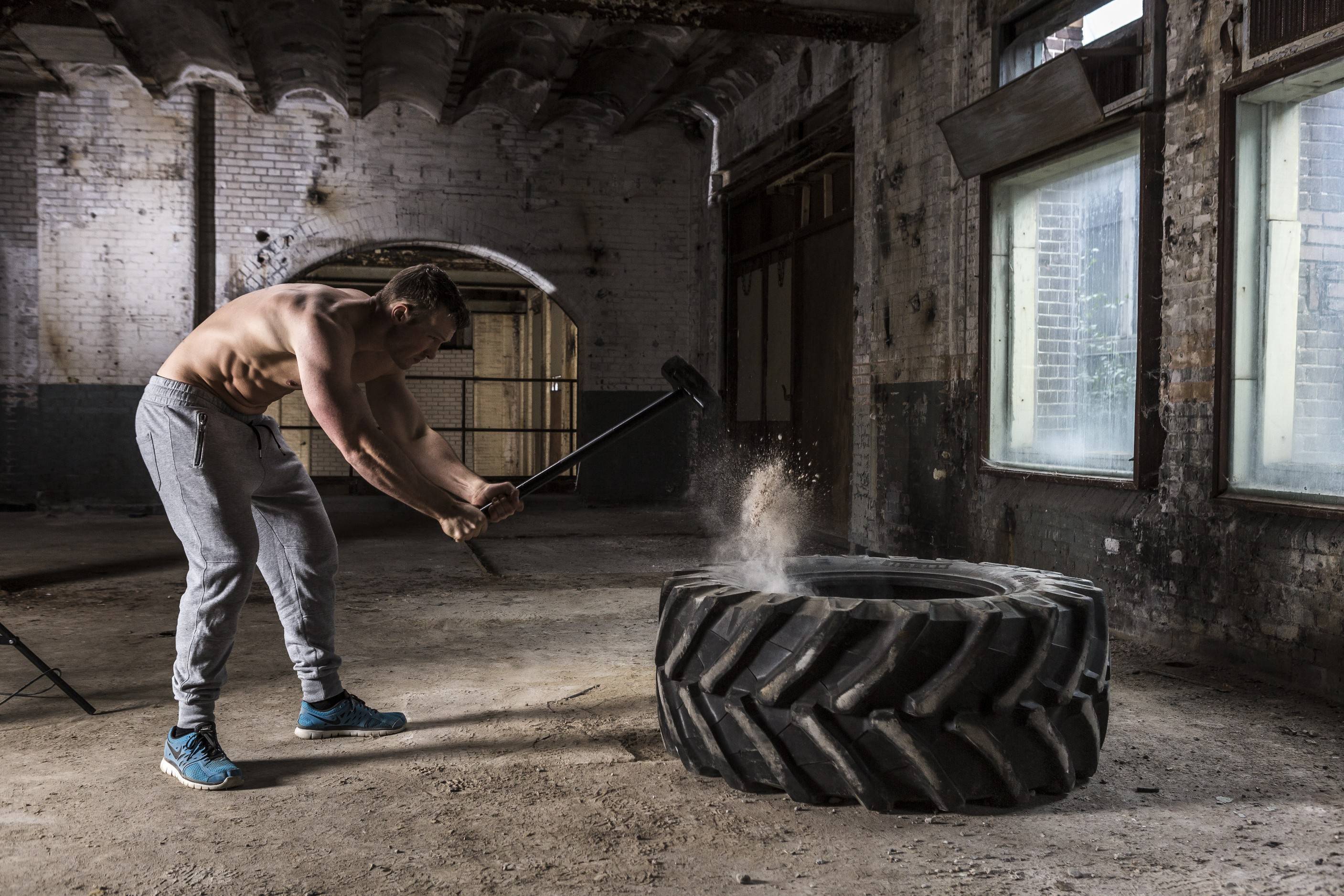 Удар кувалдой по покрышке польза